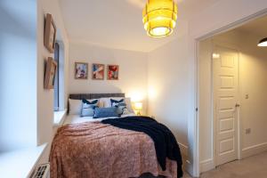 Luxurious Spacious Home With Parking And Garden