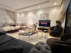 Appartement Moderne 2 Chambres - Piscine & Parking