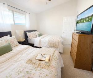 Sunshine and Roses Lakefront 1 Bed and 1 Bath Condo