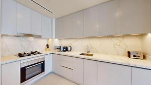 Vacationer Holiday Homes l Modern 1 Bed l Private Beach l Pool, Gym Access