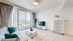 Vacationer Holiday Homes l Modern 1 Bed l Private Beach l Pool, Gym Access