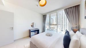 Vacationer Holiday Homes l Modern 1 Bed l Private Beach l Pool, Gym Access