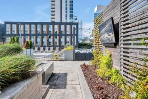 Skyline Retreat - Free Parking, Pool, Balcony