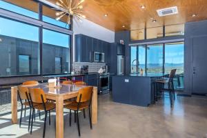 DeWine Sundowners Lakehouse at the Gorge