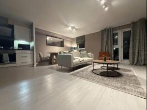 Canary Wharf Modern and Well Connected