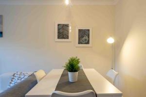 Tranquil 2 Bed Flat, Free Parking, near Murrayfield & City Centre