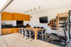 Luxury Villa PS Deluxe in Pula for 8 persons with 60 m2 heated pool, wellness & sea view