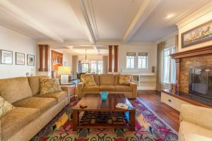 Blue Bayou! Lux home with a beautiful stay in Douglas Michigan!