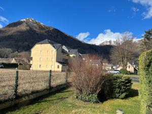 HOUNTANET appart 5 personnes vue montagne avec jardin