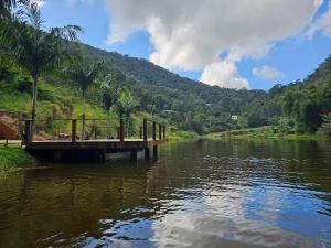 Chalés confortáveis com hidromassagem e vista para lago