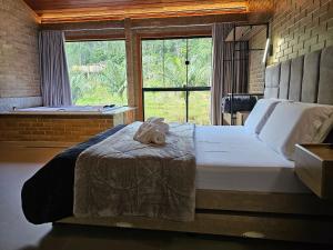 Chalés confortáveis com hidromassagem e vista para lago