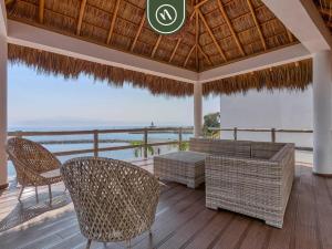 Luxury Oceanfront 3 BR Condo with Balcony