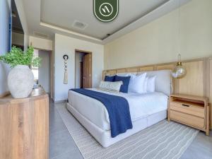 Luxury Oceanfront 3 BR Condo with Balcony