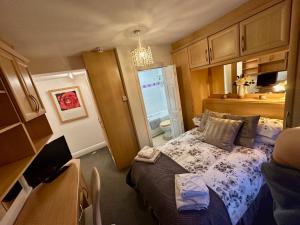 Station Approach Solihull Cabin Stays