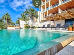 Luxury 4BR Oceanfront Condo - Private Beach - Pool