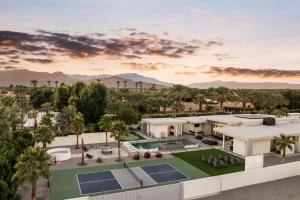 Gold @ Elemento49 Pool Pickleball Sleeps 18