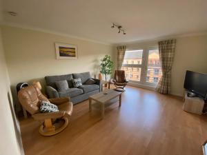 Modern central 2 bedroom flat with private parking