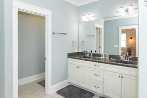 Beach Haven Getaway - quiet retreat short walk to beach & Tesla EV Charger