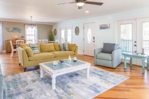 CB04 Spacious Beach Retreat