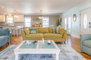 CB04 Spacious Beach Retreat