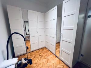 Luna Lux Central Apartment - One Bedroom, Living & Full Kitchen