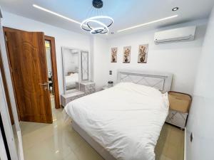 luxurious Private room witin hotel apartment in Cairo