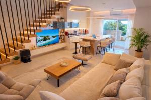 A Z U R E pool H O U S E