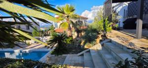 A Z U R E pool H O U S E