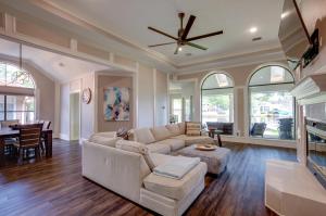 Grills and Boat Dock Comfy Cove on Lake Conroe