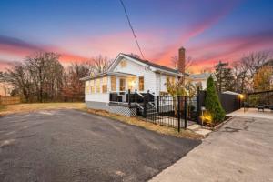 Two Dulles homes 1 price sleeps 16 w-EV parking