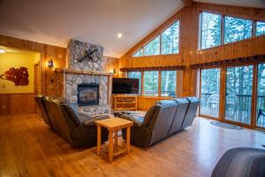 Spacious 6Bedroom Cabin Style Home - Sleeps 18 - Near Birch Lake - Timber Bay - Parking - CB13