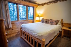 Spacious 6Bedroom Cabin Style Home - Sleeps 18 - Near Birch Lake - Timber Bay - Parking - CB13