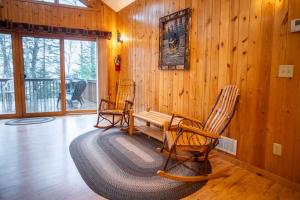 Spacious 6Bedroom Cabin Style Home - Sleeps 18 - Near Birch Lake - Timber Bay - Parking - CB13