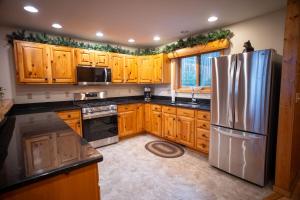 Spacious 6Bedroom Cabin Style Home - Sleeps 18 - Near Birch Lake - Timber Bay - Parking - CB13