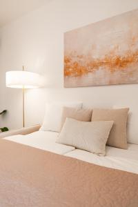 New Bright & Quiet Central Studio Top Floor