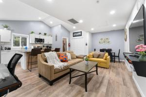 Two Dulles homes 1 price sleeps 16 w-EV parking