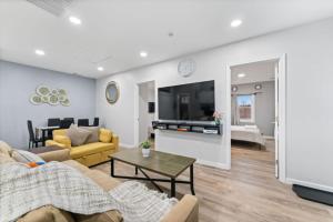 Two Dulles homes 1 price sleeps 16 w-EV parking