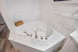 Kemah Boardwalk Retreat Sleeps 7 King Bed