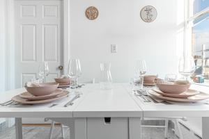 Cozy 2BR Retreat - Near LGA & Subway with W&D