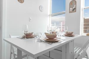 Cozy 2BR Retreat - Near LGA & Subway with W&D