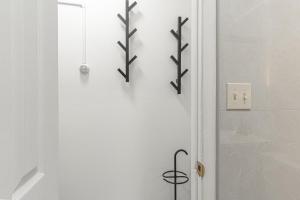 Modern 2BR Retreat with Washer & Dryer - Near Subway & LGA