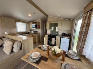 The Wolds 129 - Ingoldmells - Pet friendly, WiFi - Meadow Lakes Caravan & Lodge Hire