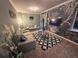 Cosy detached 3-bed, free parking, near Manchester
