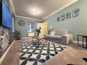 Cosy detached 3-bed, free parking, near Manchester