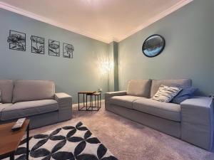 Cosy detached 3-bed, free parking, near Manchester