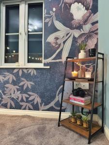 Cosy detached 3-bed, free parking, near Manchester