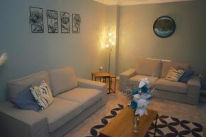 Cosy detached 3-bed, free parking, near Manchester