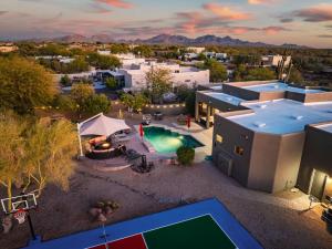 5BR Pool Patio Outdoor TV & In-Pool Hoops