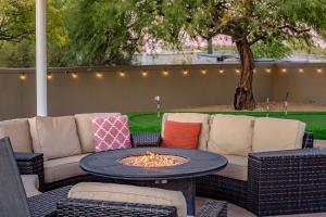5BR Pool Patio Outdoor TV & In-Pool Hoops