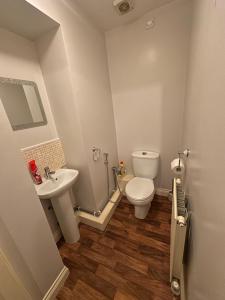 Cosy detached 3-bed, free parking, near Manchester